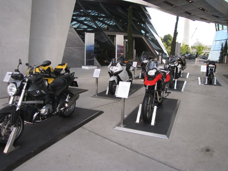 bmw welt_motorfietsen.jpg - Op de stoep van BMW welt de motorfietsen die BMW maakt.